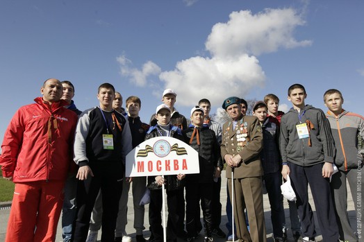 Ранним утром участники турнира возложили цветы к могилам солдат и мирных жителей, погибших в годы ВОВ
