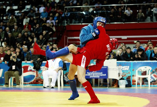 В финале Гамзат бился с Андреем Будажаповым, представителем команды хозяев соревнований
